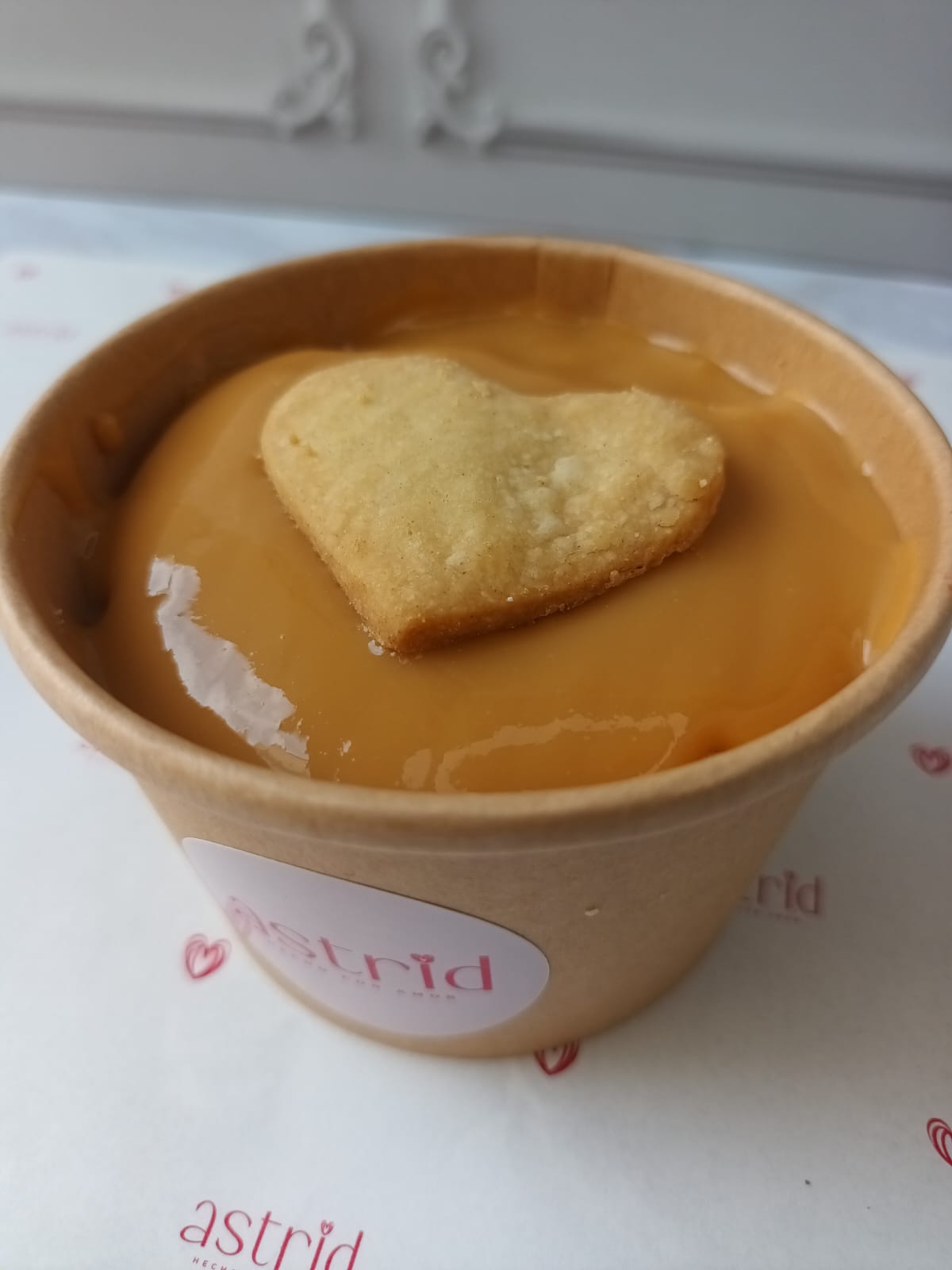 Alfajor con manjar de olla y fresas